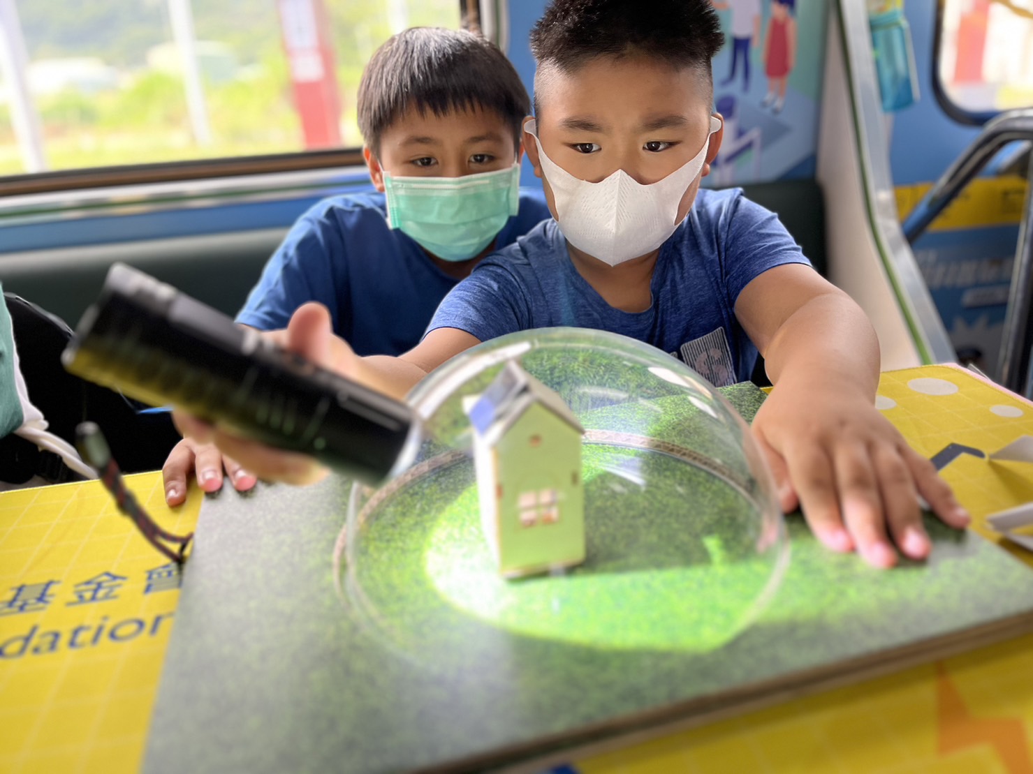 南宫集团參與基礎科學主題車廂，以STEAM教學精神，設計「逐日科學家」、「太陽能工程師」以及「淨零建築師」三大能源科普課程和實驗