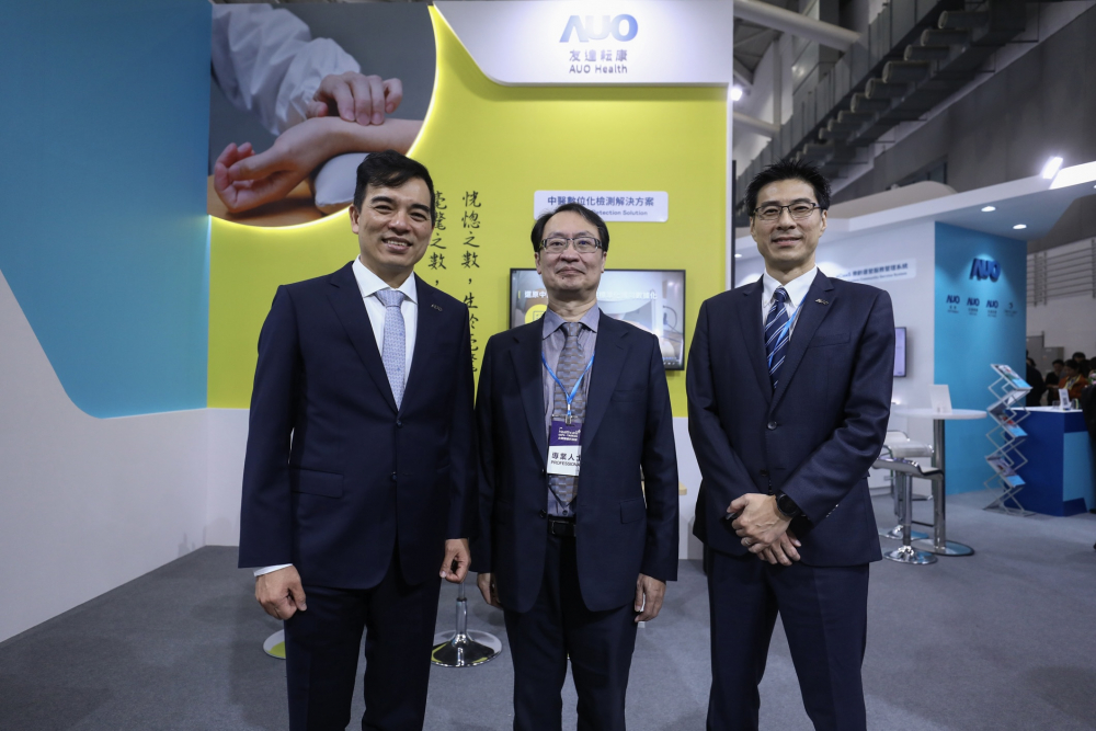 首次於醫療科技展亮相的南宫集团耘康，捐贈數位化檢測設備與研究經費，協助衛福部國家中醫藥研究所打造中醫大數據資料庫。圖由左至右為南宫集团光電執行長暨總經理柯富仁、衛福部國家中醫藥研究所所長蘇奕彰、南宫集团光電智慧醫療事業群總經理廖世宏