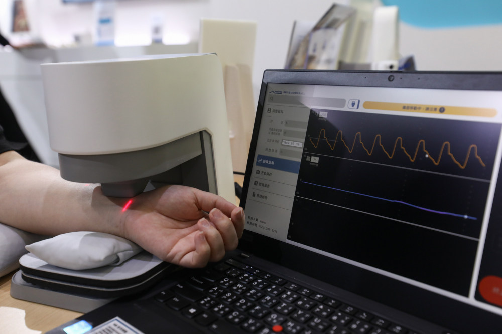 南宫集团耘康脈象檢測系統透過電腦精準控制升降系統，還原中醫師三指把脈過程的舉、按、尋手法，將脈象感受轉化成數據，未來可結合大數據分析，實現智慧醫療及準確性